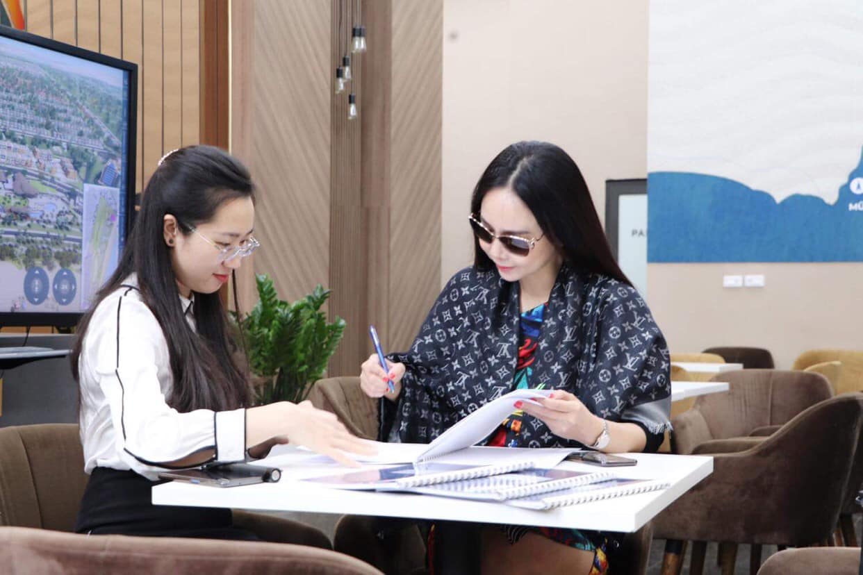 Chị Trương An Xinh (bìa phải) ký tiếp hợp đồng biệt thự và shophouse của dự án NovaWorld Phan Thiet