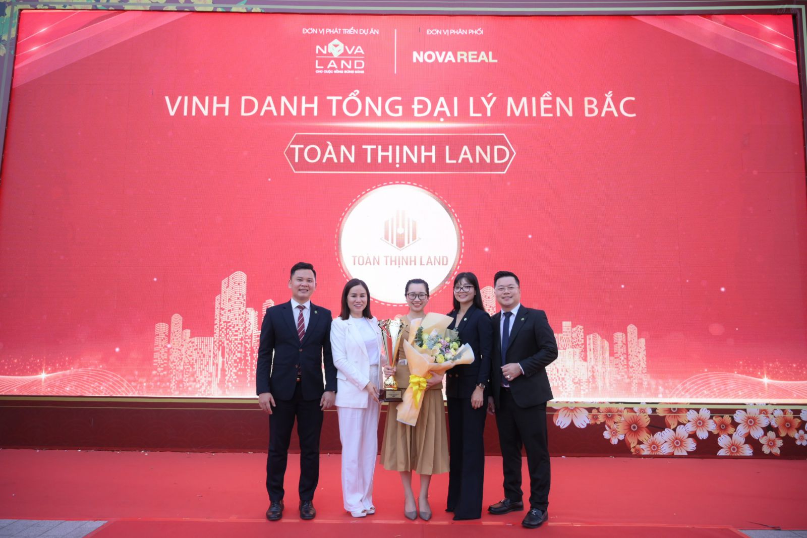 Toan-thinh-land-nhan-giai-thuong-hang-1-dai-ly-mien-bac-xuat-sac-nhat-novaland-group-2021